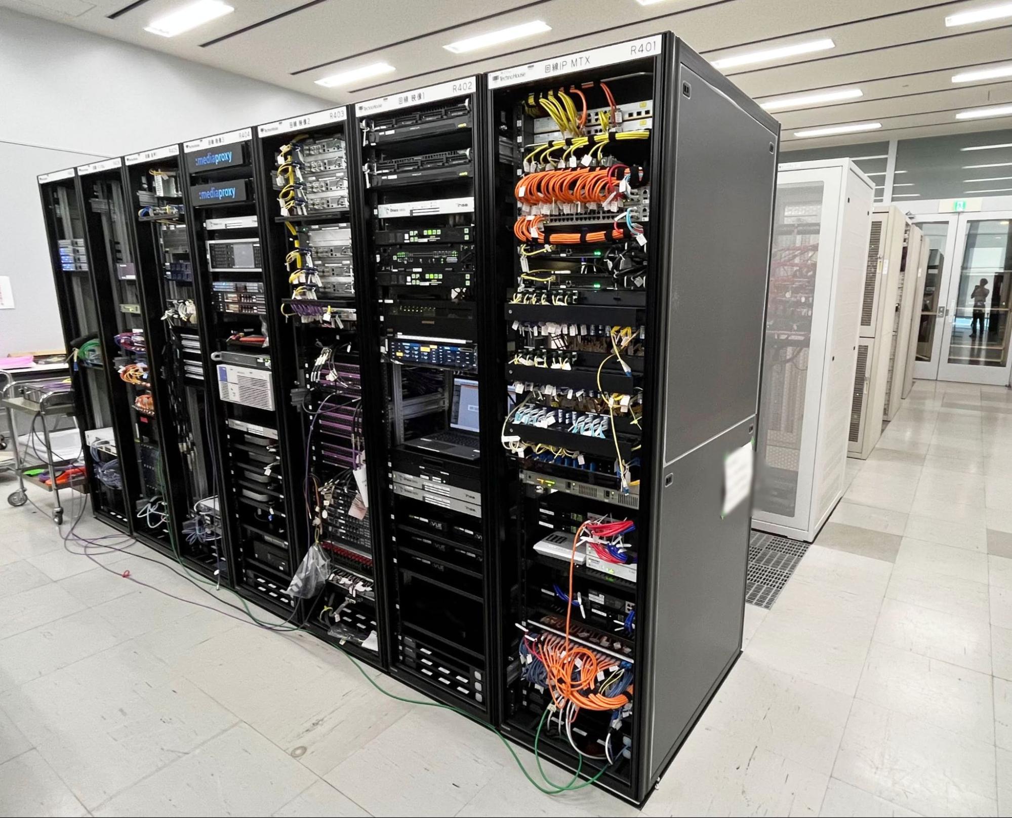 WOWOW回線センターラックの様子